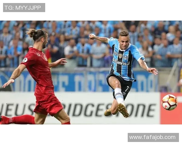 格雷米奥与捍卫者的激战揭示足球魅力与团队精神的完美结合