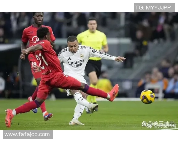 皇马主场迎战格拉纳，力争三分巩固联赛领先地位